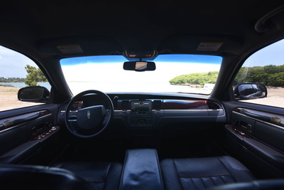 Sedan - Lincoln Town Car L