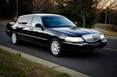 Sedan - Lincoln Town Car L