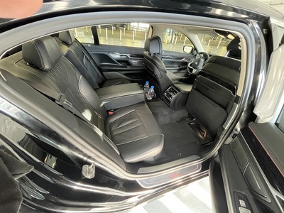 Luxury Sedan - BMW 7-Series