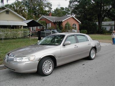 Sedan - Lincoln Town Car