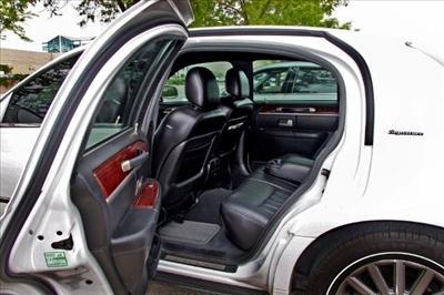 Sedan - Lincoln Town Car
