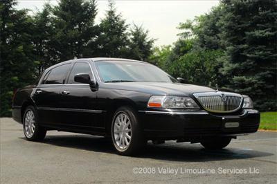 Sedan - Lincoln Town Car
