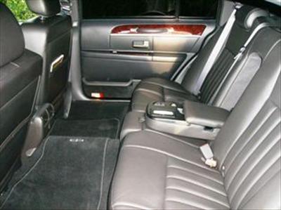 Sedan - Lincoln Town Car L