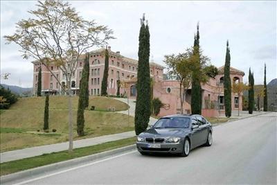 Luxury Sedan - BMW 7-Series