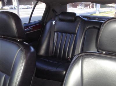 Sedan - Lincoln Town Car