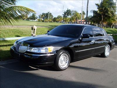 Sedan - Lincoln Town Car
