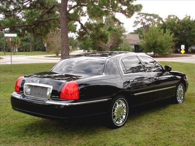 Sedan - Lincoln Town Car