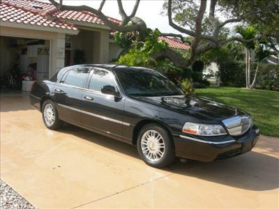 Sedan - Lincoln Town Car