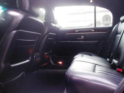 Sedan - Lincoln Town Car