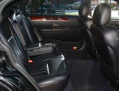 Sedan - Lincoln Town Car