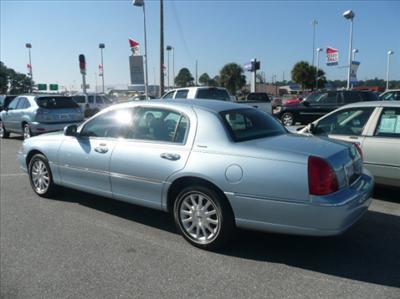 Sedan - Lincoln Town Car