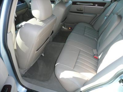 Sedan - Lincoln Town Car