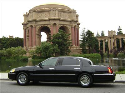 Sedan - Lincoln Town Car