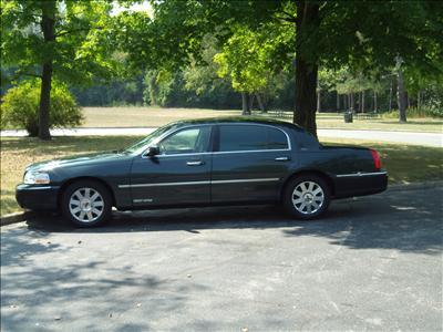 Sedan - Lincoln Town Car