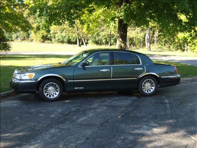 Sedan - Lincoln Town Car