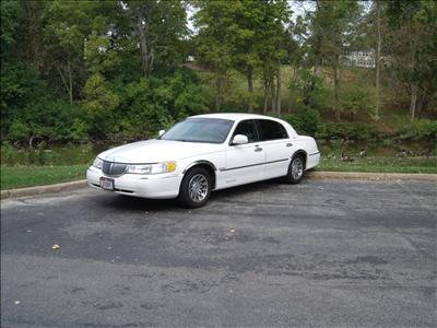 Sedan - Lincoln Town Car