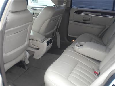 Sedan - Lincoln Town Car