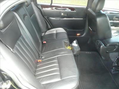 Sedan - Lincoln Town Car L