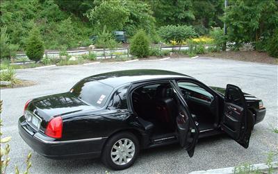 Sedan - Lincoln Town Car L