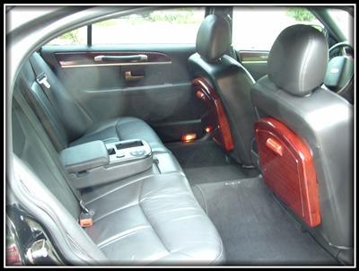 Sedan - Lincoln Town Car L