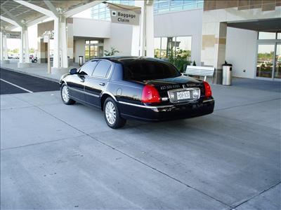 Sedan - Lincoln Town Car