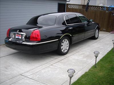Sedan - Lincoln Town Car