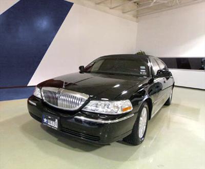 Sedan - Lincoln Town Car