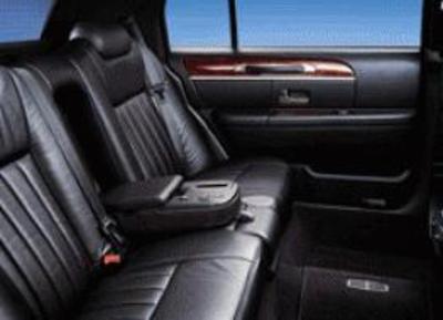 Sedan - Lincoln Town Car L