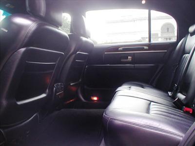 Sedan - Lincoln Town Car L