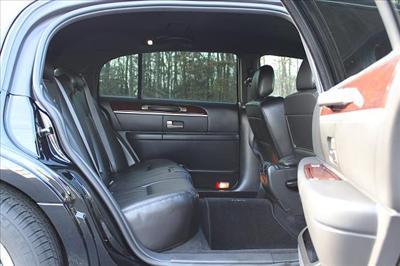 Sedan - Lincoln Town Car L