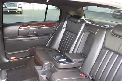 Sedan - Lincoln Town Car L