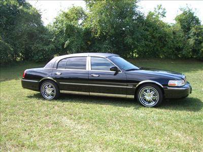 Sedan - Lincoln Town Car L