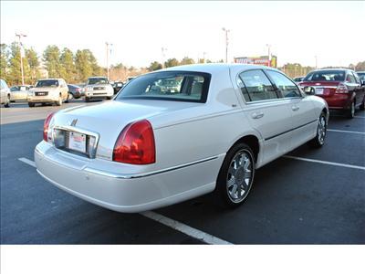 Sedan - Lincoln Town Car