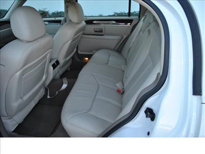Sedan - Lincoln Town Car