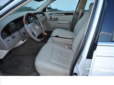 Sedan - Lincoln Town Car