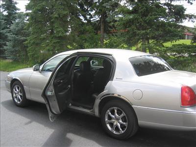 Sedan - Lincoln Town Car L