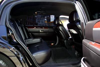 Sedan - Lincoln Town Car