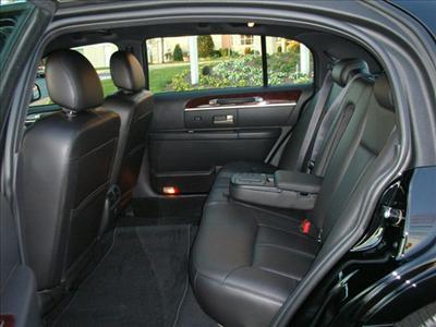 Sedan - Lincoln Town Car