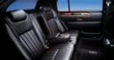 Sedan - Lincoln Town Car L