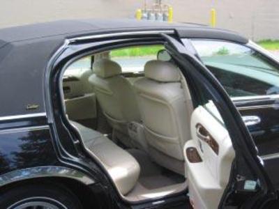 Sedan - Lincoln Town Car