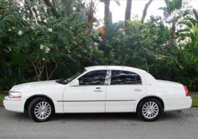 Sedan - Lincoln Town Car