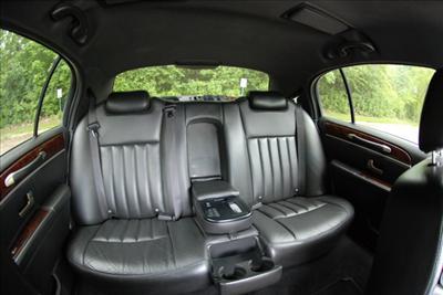 Sedan - Lincoln Town Car L