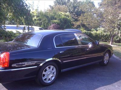 Sedan - Lincoln Town Car L