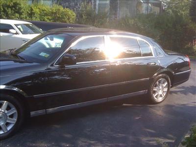 Sedan - Lincoln Town Car L