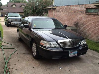 Sedan - Lincoln Town Car
