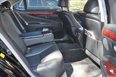 Luxury Sedan - Lexus LS
