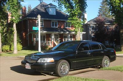 Sedan - Lincoln Town Car