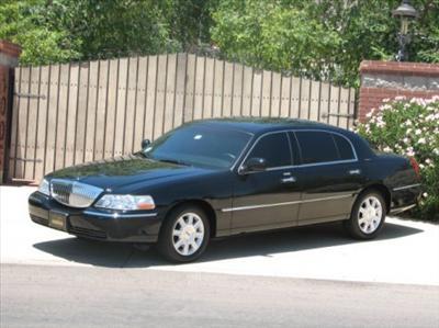 Sedan - Lincoln Town Car L