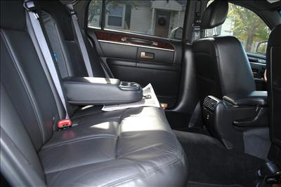 Sedan - Lincoln Town Car L