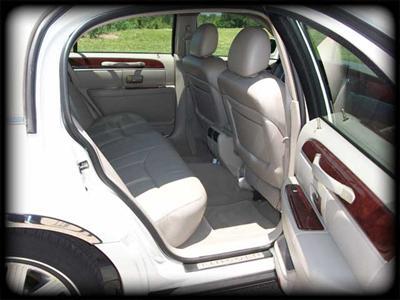 Sedan - Lincoln Town Car